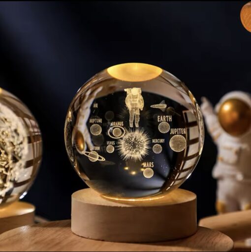 گوی کریستالی طرح فضانورد در فضا
