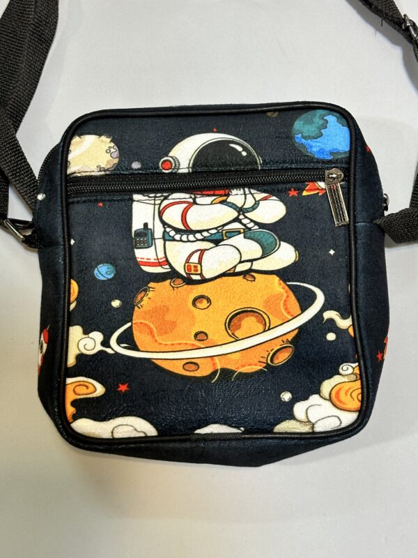2024_11_26_16_29_IMG_3996 کیف دوشی طرح فضانورد وماه - تصویر 1