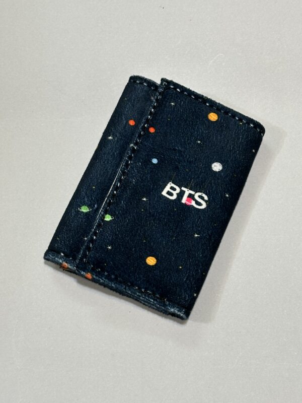 2024_11_26_16_40_IMG_4020 کیف پول جیبی طرح بی تی اس - تصویر 1