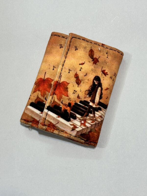 2024_11_26_16_42_IMG_4031 کیف پول جیبی طرح دخترک پاییزی - تصویر 1