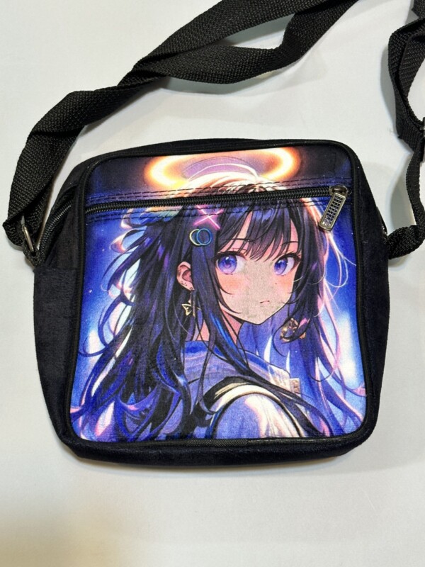 2024_11_26_16_10_IMG_3935-scaled-e1733844911240.jpg کیف دوشی طرح دختر انیمه ای - تصویر 1