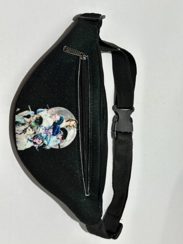 photo_2025-01-08_12-09-51-1.jpg کیف کمری طرح بی تی اس ۲ تک زیپ - تصویر 1